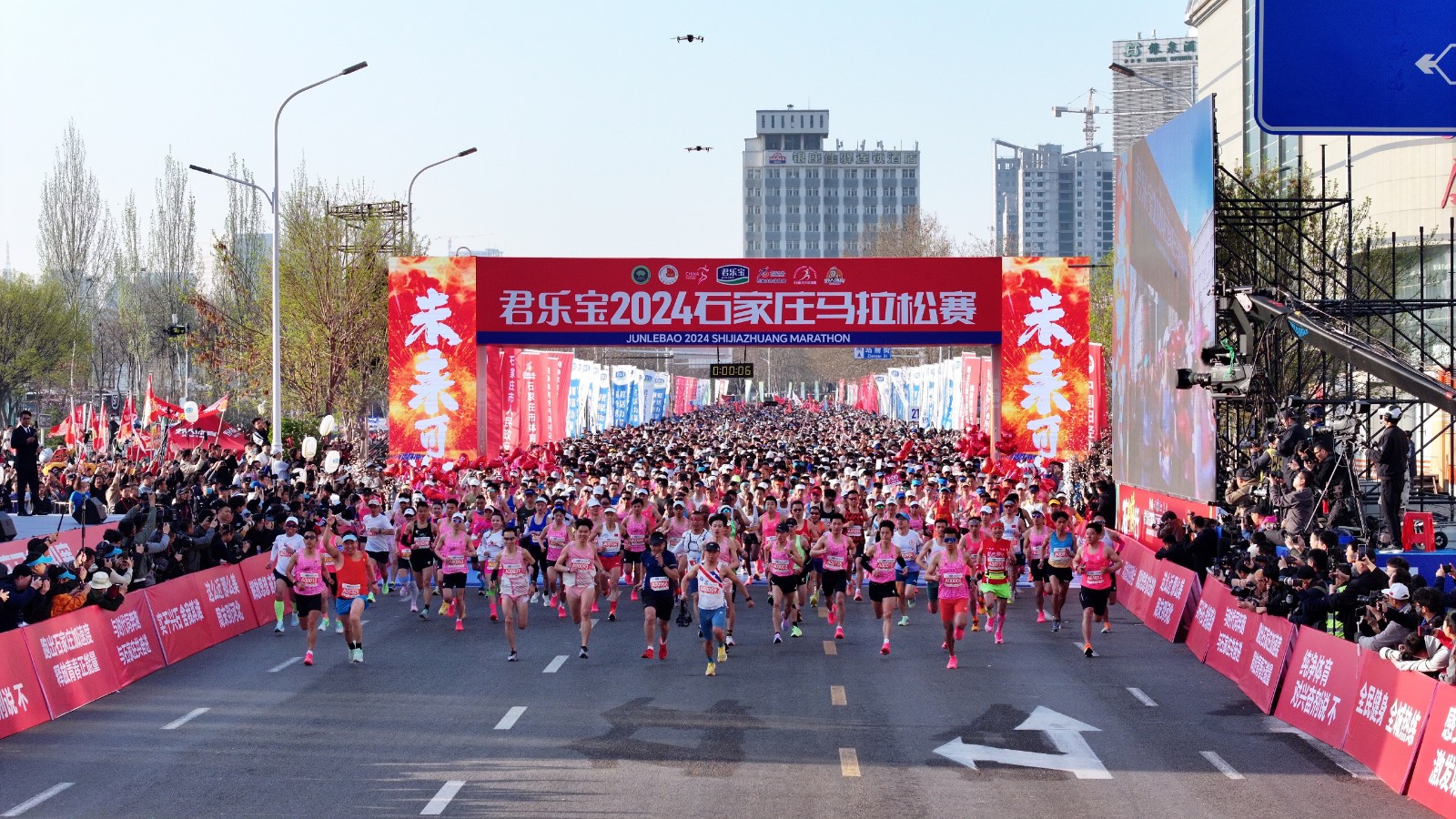 <b>君乐宝2024石家庄马拉松赛燃情开赛 3.1万名选手奔跑在春天，用脚步丈量城市之美</b>