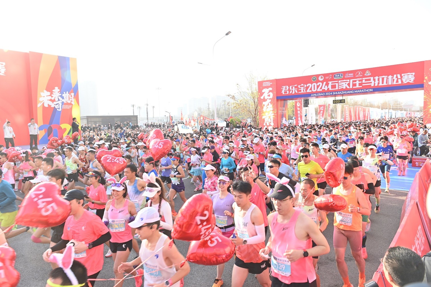 君乐宝2024石家庄马拉松赛燃情开赛 3.1万名选手奔跑在春天，用脚步丈量城市之美