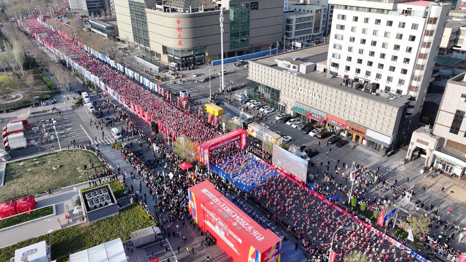 君乐宝2024石家庄马拉松赛燃情开赛 3.1万名选手奔跑在春天，用脚步丈量城市之美