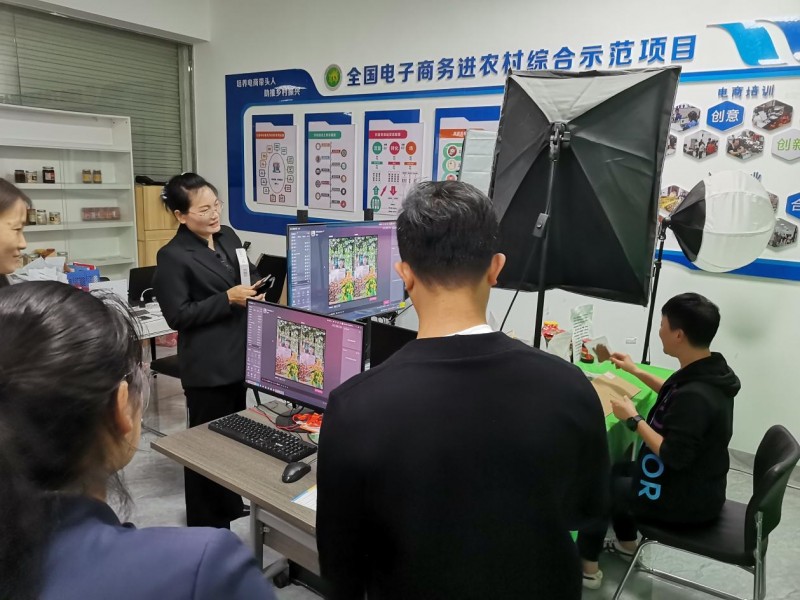 容县电子商务公共服务中心成功举办电商网红直播培训，助力乡村振兴与产销对接