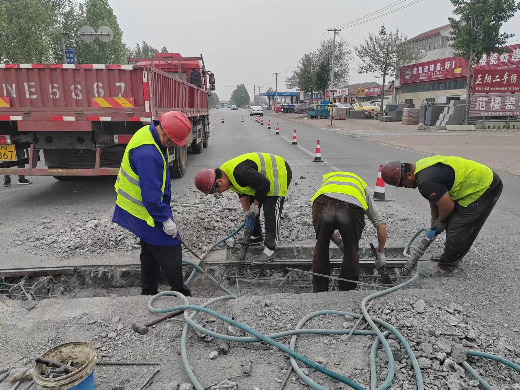 夏津公路分中心扎实开展路面小修挖补工作