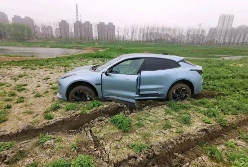 泥地陷车？不慌！极氪救援来“救场”