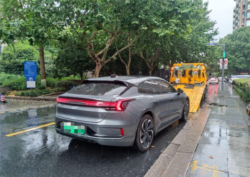 泥地陷车？不慌！极氪救援来“救场”