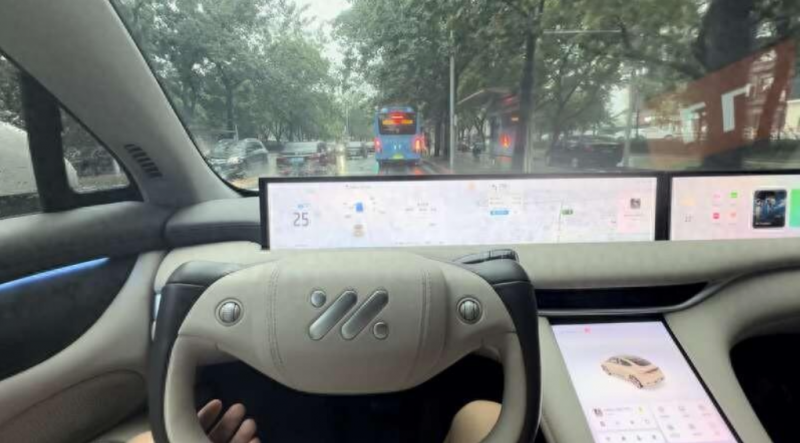 智己汽车无图NOA技术：暴雨中展现卓越城市路况应对能力