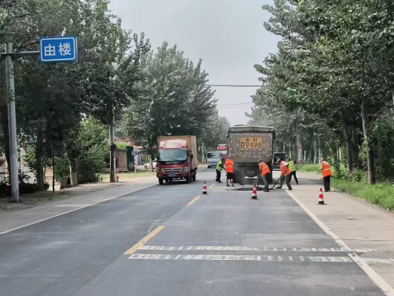 夏津公路分中心及时修补路面坑槽 提升通行能力