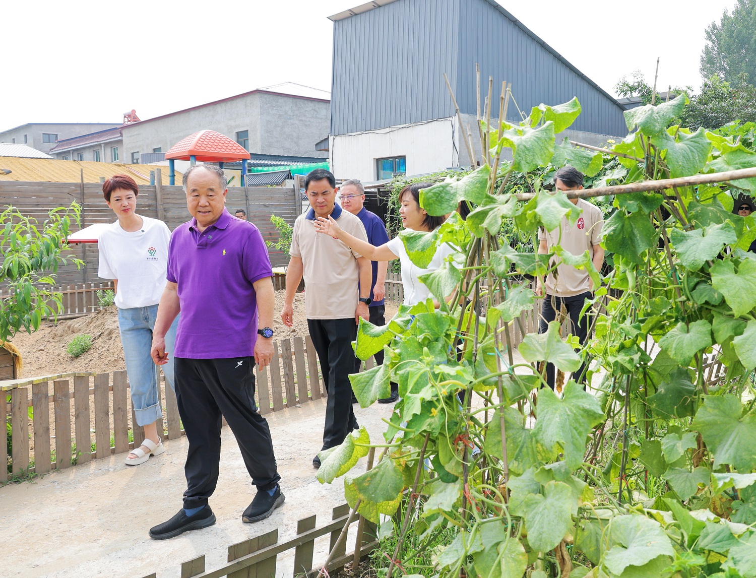 莫言進入“小葵花莊園”參觀.jpg