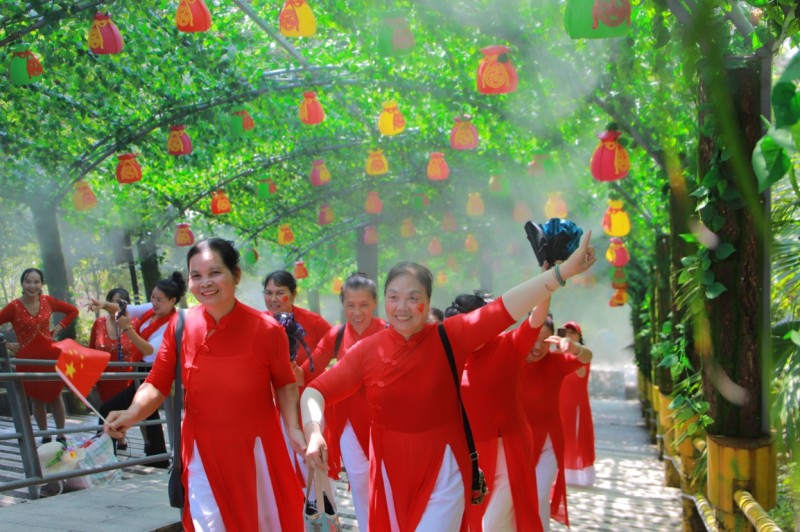 许福愿，赏美景！重阳节老年游客东莞观音山上享天伦之乐