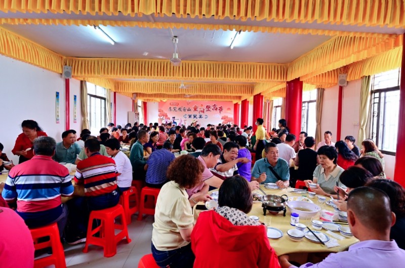 许福愿，赏美景！重阳节老年游客东莞观音山上享天伦之乐