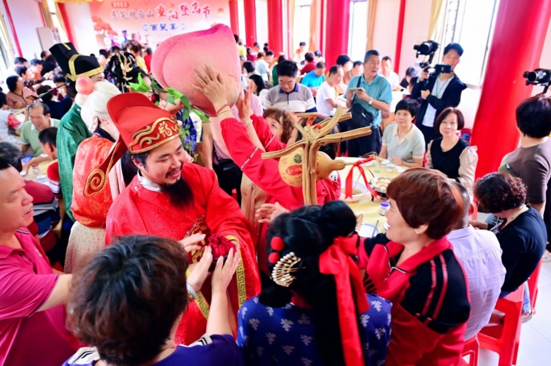 许福愿，赏美景！重阳节老年游客东莞观音山上享天伦之乐