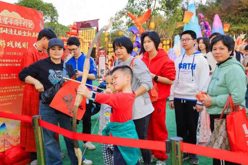 千灯点亮帽峰夜色，山水辉映共迎新春