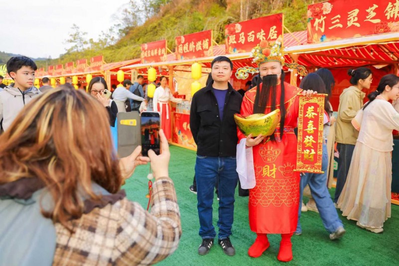 千灯点亮帽峰山，民俗文化与绝美光影共绘新春盛景